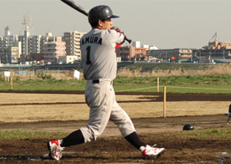 先制のきっかけを作る二塁打の田村