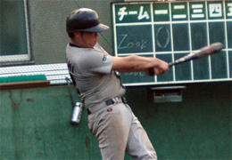 初回、フェンス直撃の二塁打を放つ藤田
